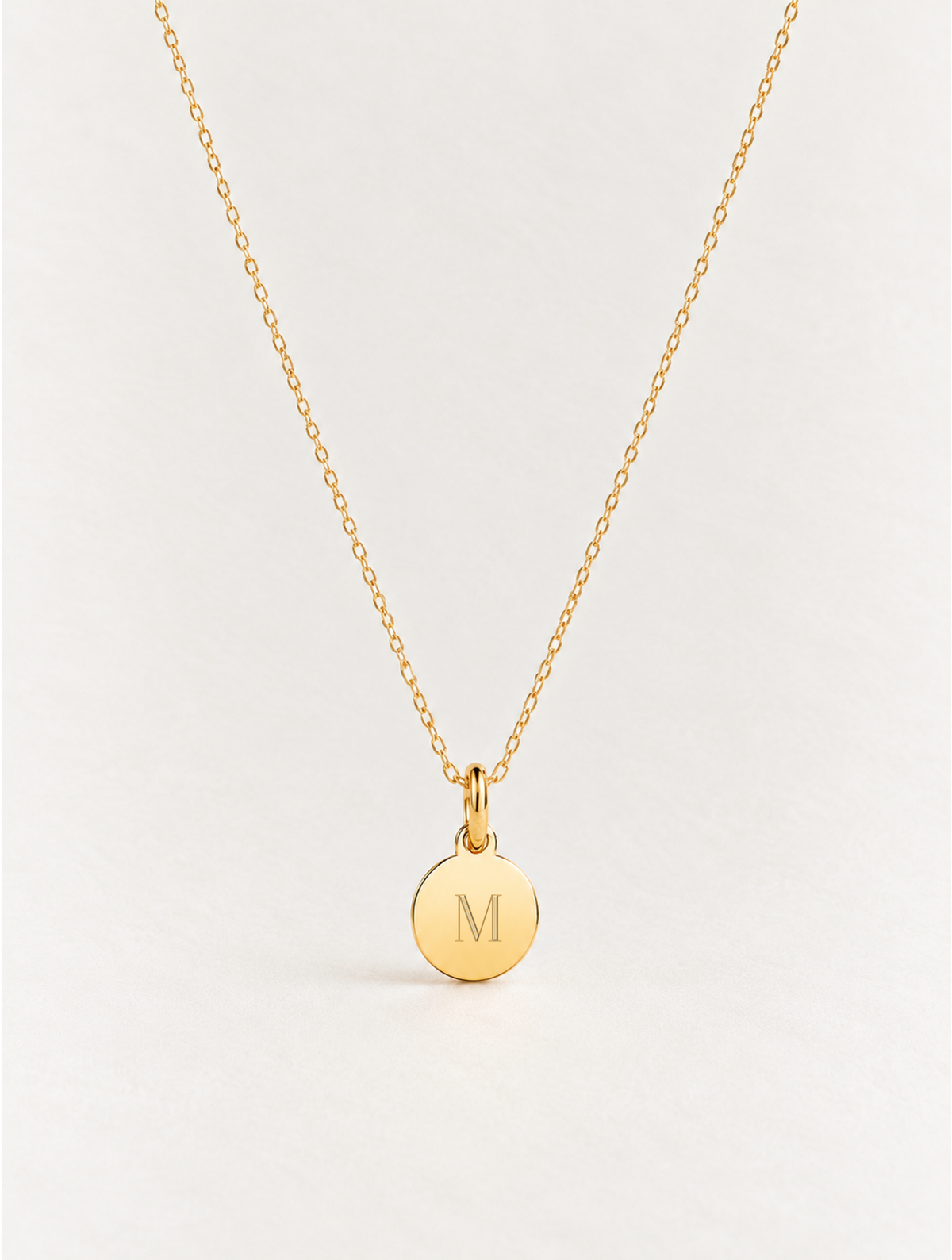 CHAPITA INICIAL REDONDA · COLLAR | ORO 18K