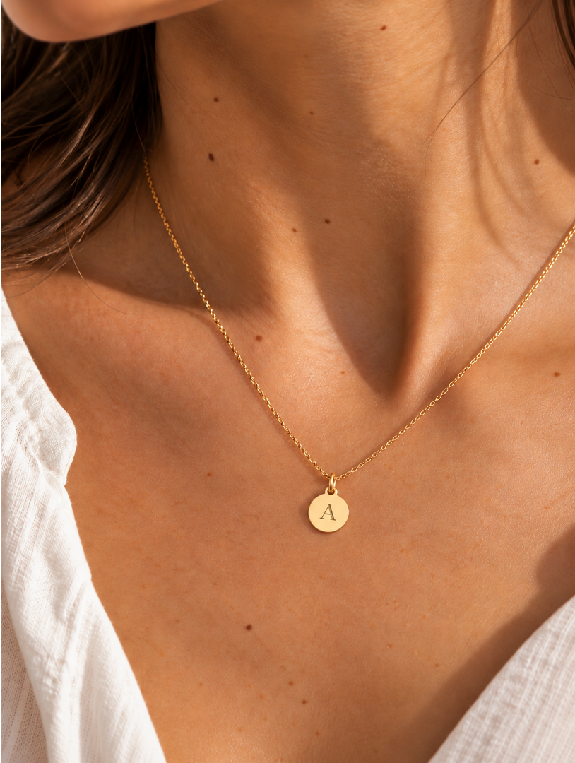 CHAPITA INICIAL REDONDA · COLLAR | ORO 18K