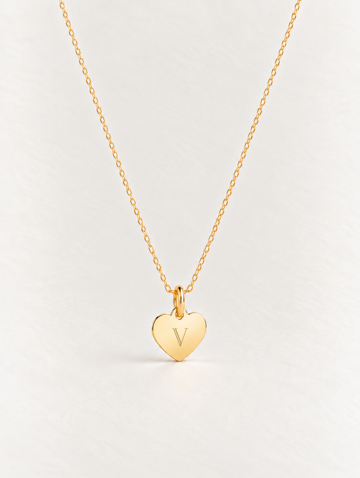 CHAPITA INICIAL CORAZÓN · COLLAR | ORO 18K
