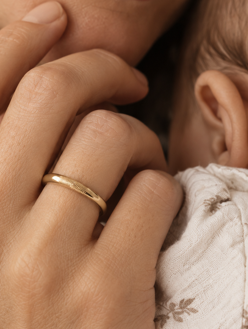 Anillo huella dactilar 3mm en oro 9K puesto en dedo con grabado personalizado - Mimmo Jewels