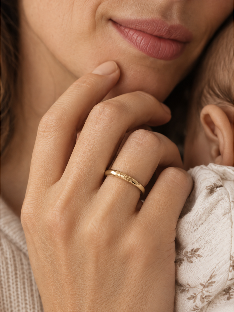 Anillo huella dactilar 3mm en oro 18K puesto en dedo con grabado personalizado - Mimmo Jewels