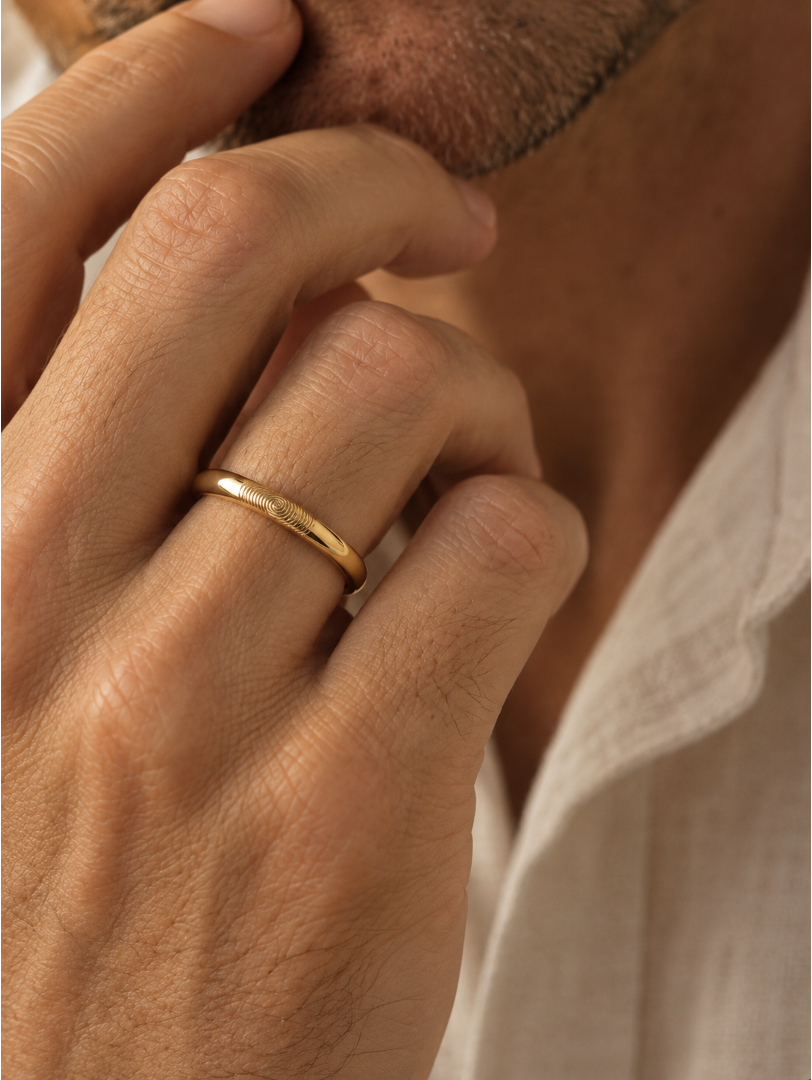 Anillo huella dactilar 3mm en oro 18K puesto en dedo con grabado personalizado - Mimmo Jewels