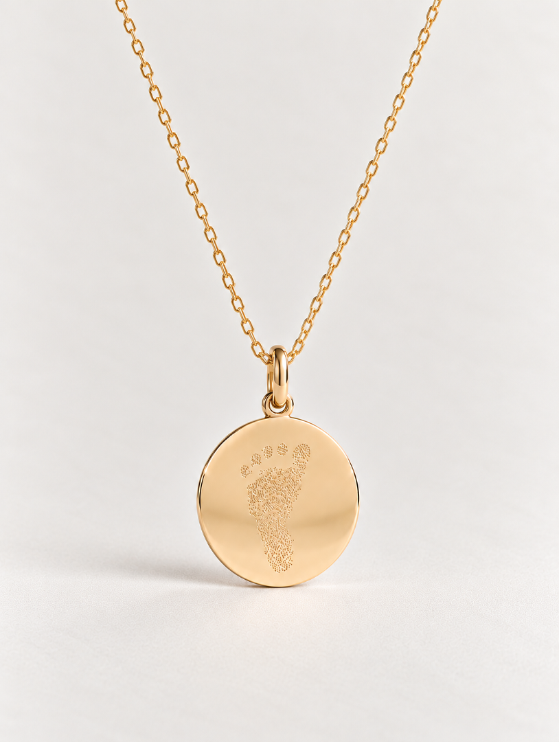 Collar huella de pie personalizado con medalla redonda en oro 9K sobre fondo neutro - Mimmo Jewels