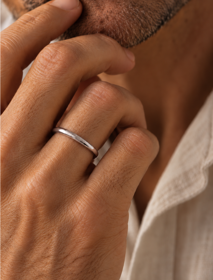 Anillo huella dactilar 2.5mm en oro blanco 18K puesto en dedo con grabado personalizado - Mimmo Jewels
