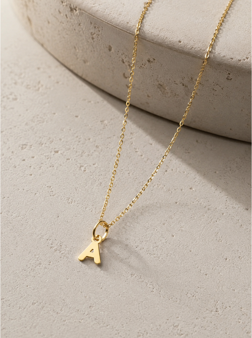 COLLAR MINI CHARM LETTERING ORO 18K