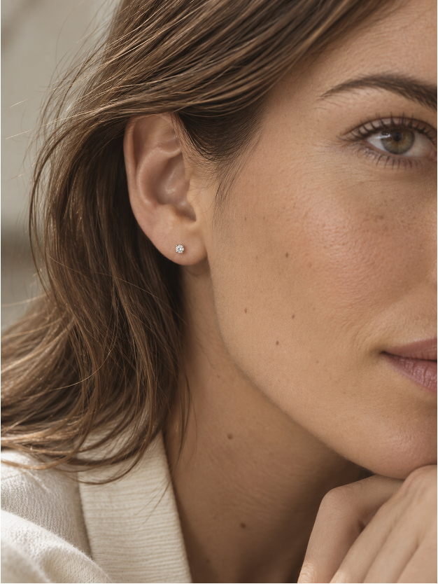 Mujer luciendo pendientes solitario con diamante de laboratorio en oro blanco 18K – Mimmo Jewels