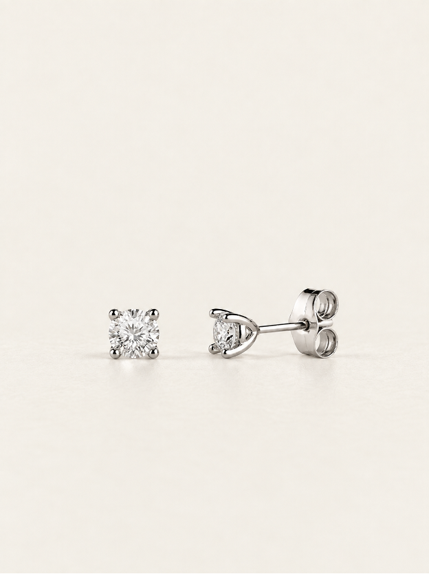 Pendientes solitario en oro blanco 18K con diamante lab talla brillante 0,4 cts sobre fondo blanco – Mimmo Jewels