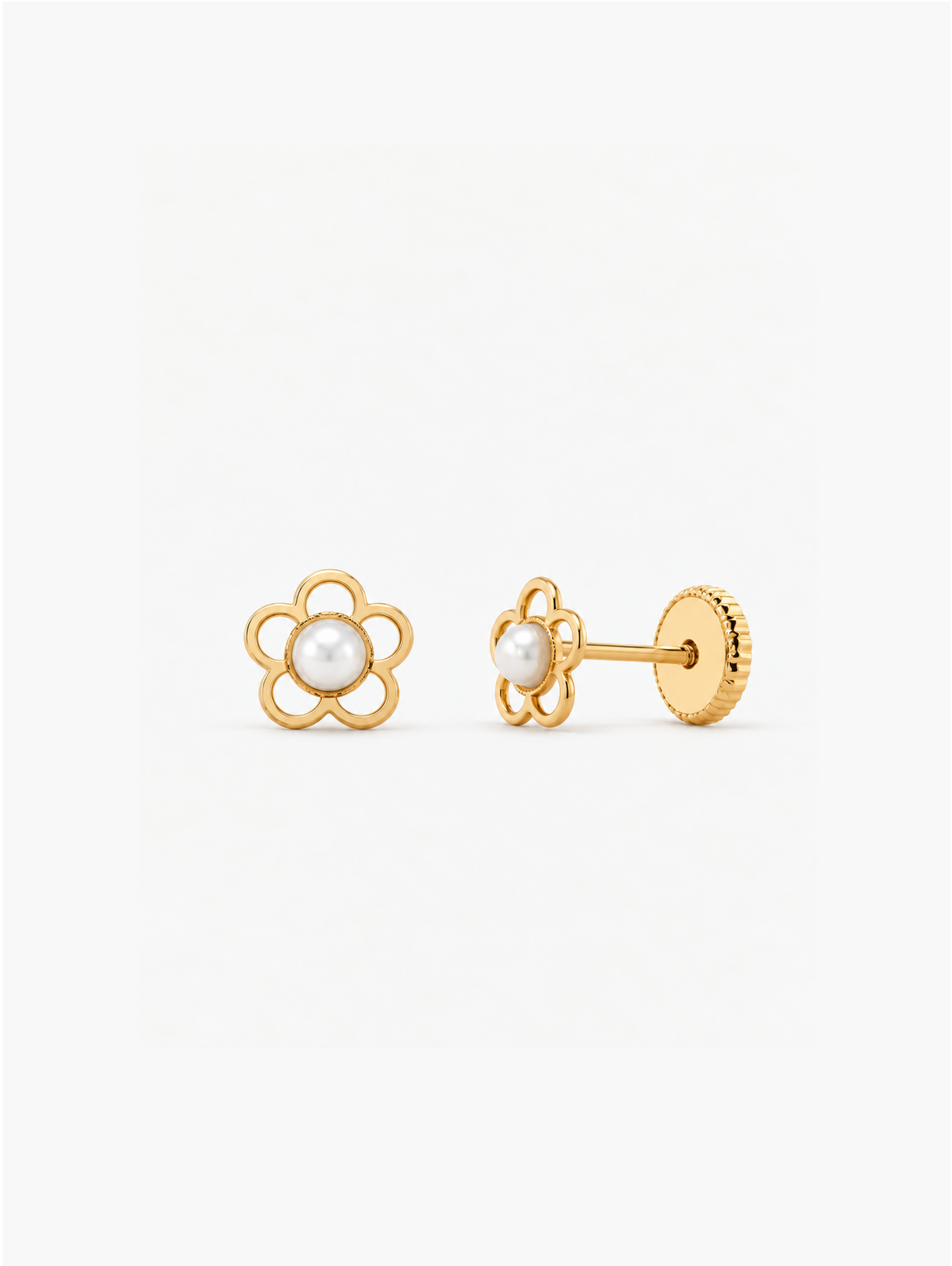 Pendiente de bebé en oro amarillo 18K con diseño de flor calada, detalle de la pieza – Mimmo Jewels