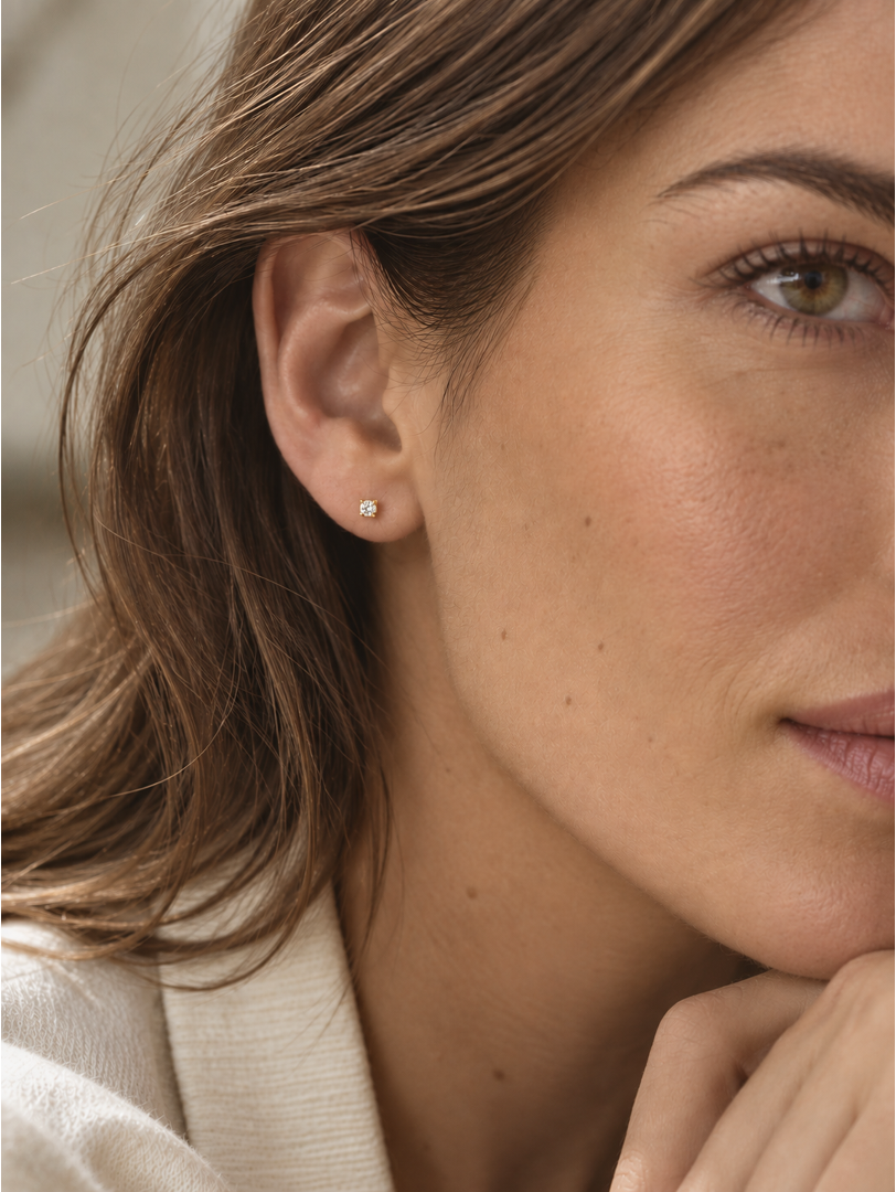 Mujer luciendo pendientes solitario con diamante de laboratorio en oro amarillo 18K – Mimmo Jewels