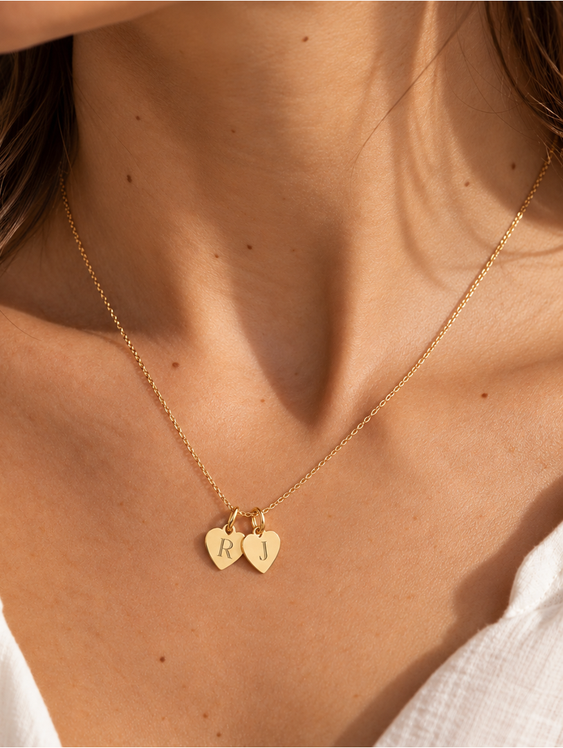CHAPITA INICIAL CORAZÓN · COLLAR | ORO 18K