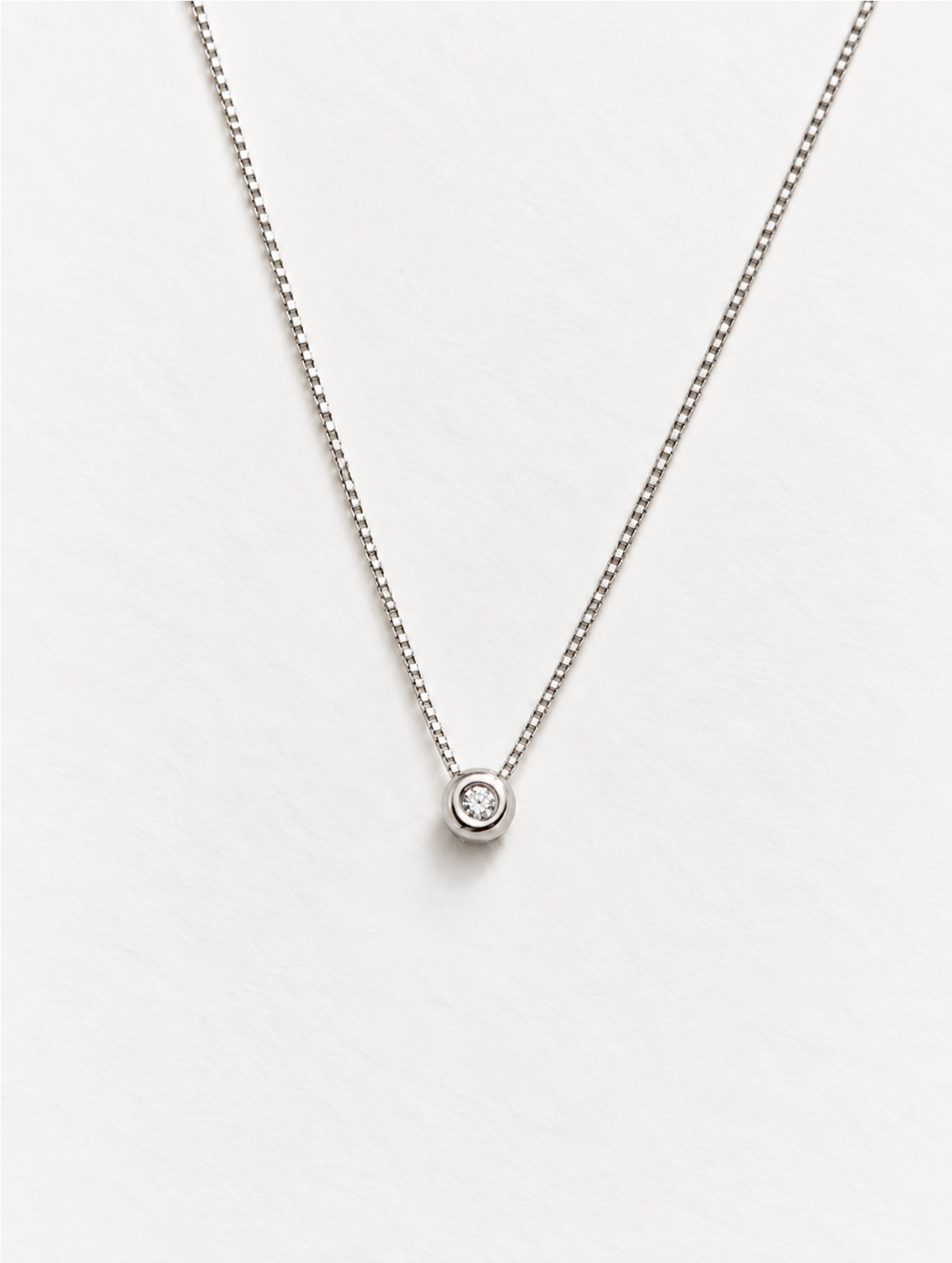 COLLAR SOLITARIO CHATÓN · DIAMANTE LAB 0,015 cts  | ORO BLANCO 18K
