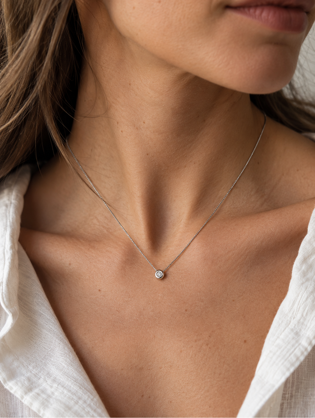 COLLAR SOLITARIO CHATÓN · DIAMANTE LAB 0,015 cts  | ORO BLANCO 18K