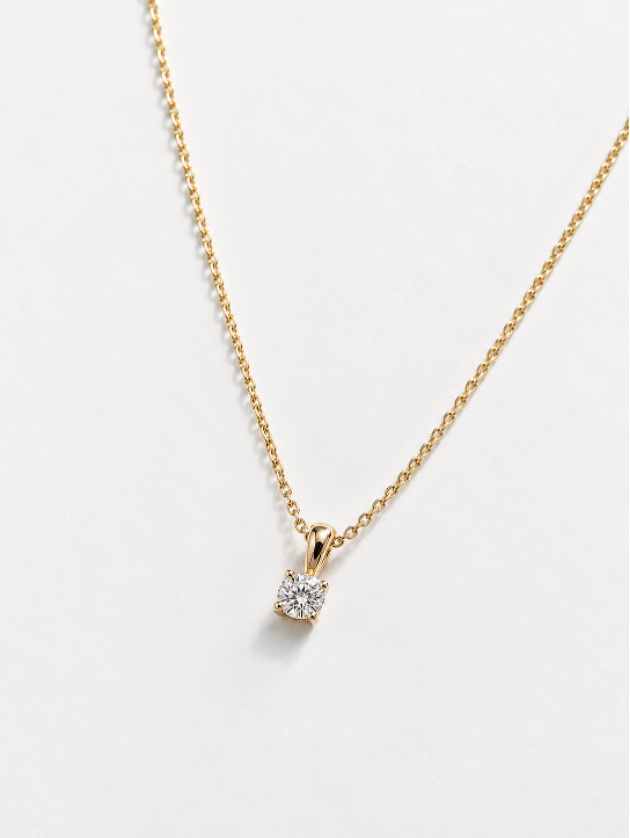 Collar solitario en oro amarillo 18K con diamante lab talla brillante 0,5 cts sobre fondo blanco – Mimmo Jewels