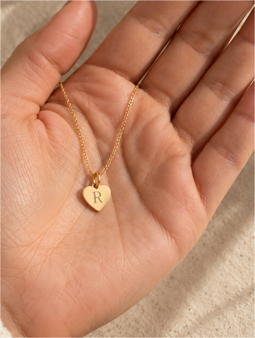CHAPITA INICIAL CORAZÓN · COLLAR | ORO 18K