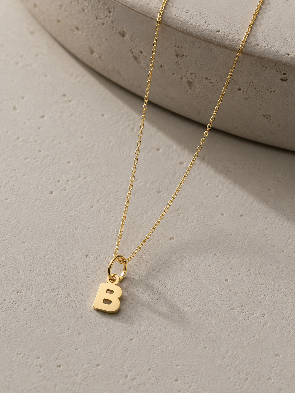 COLLAR MINI CHARM LETTERING ORO 18K