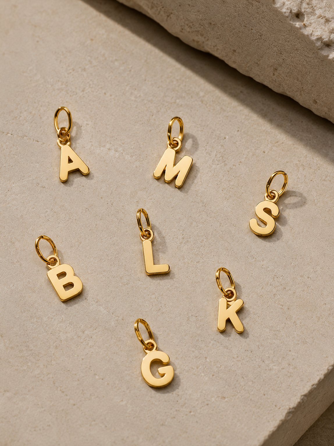 MINI CHARM LETTERING ORO 18K