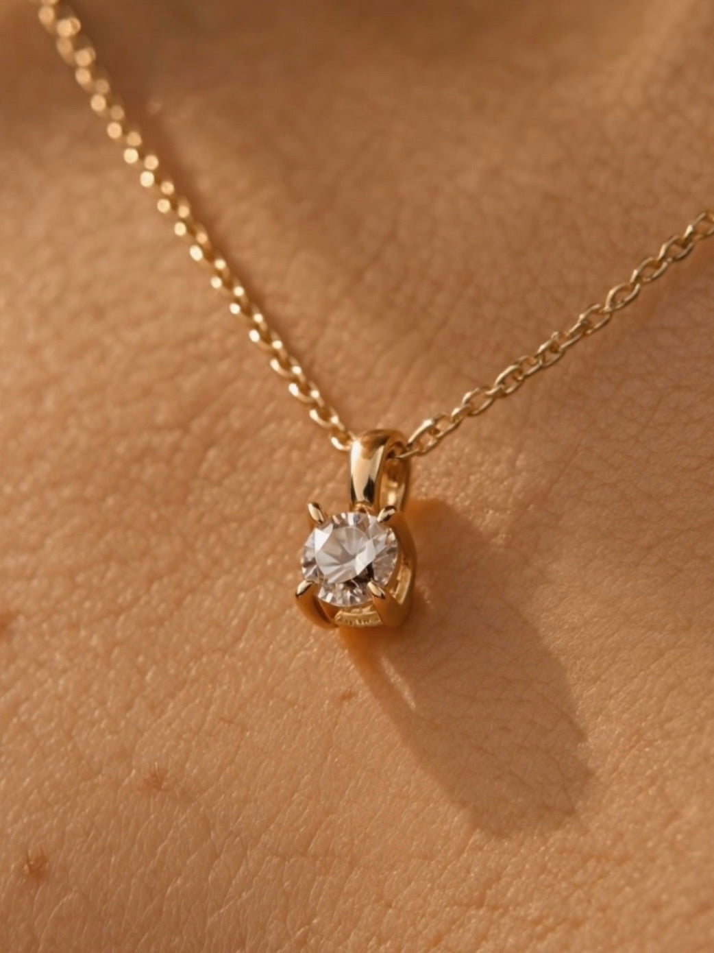 Detalle de colgante solitario en oro amarillo 18K con diamante lab talla brillante – Mimmo Jewels