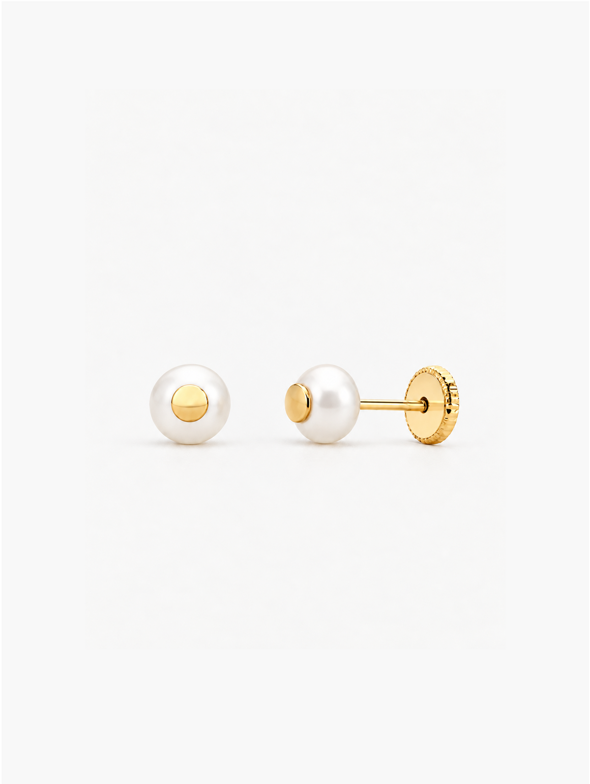 Pendiente de bebé en oro amarillo 18K con perla y detalle en oro, detalle de la pieza – Mimmo Jewels