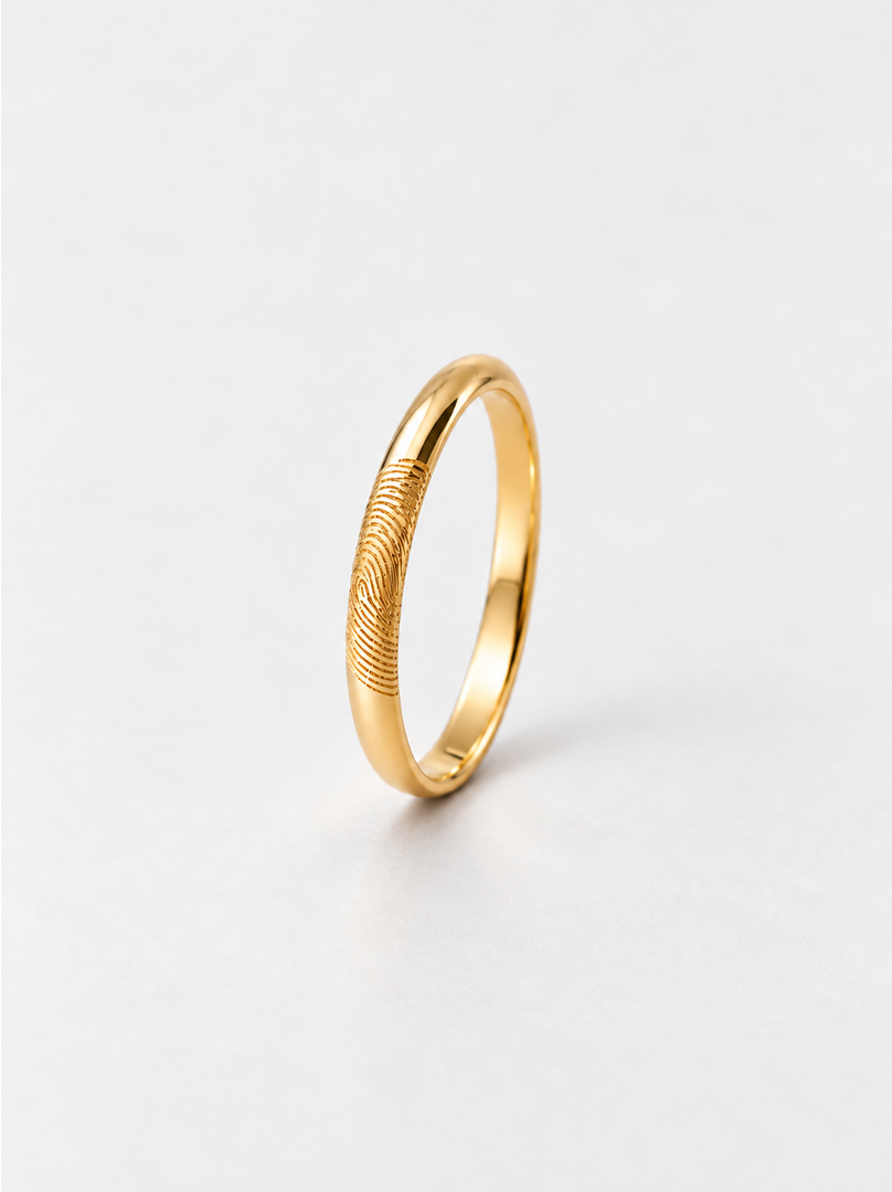 Anillo huella dactilar 2mm en oro 18K puesto en dedo con grabado personalizado - Mimmo Jewels