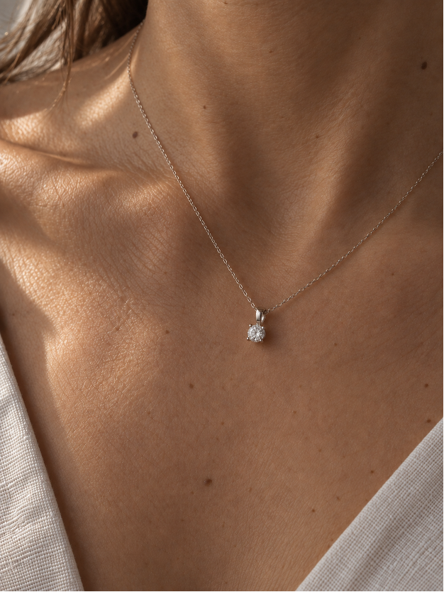 Mujer luciendo collar solitario con diamante lab en oro blanco 18K – Mimmo Jewels