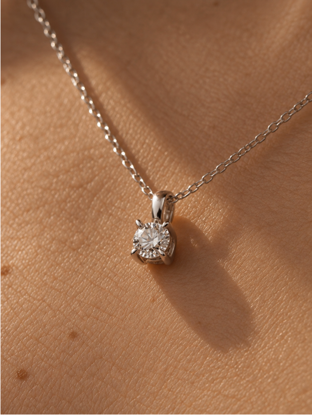 Detalle de colgante solitario en oro blanco 18K con diamante lab talla brillante – Mimmo Jewels

