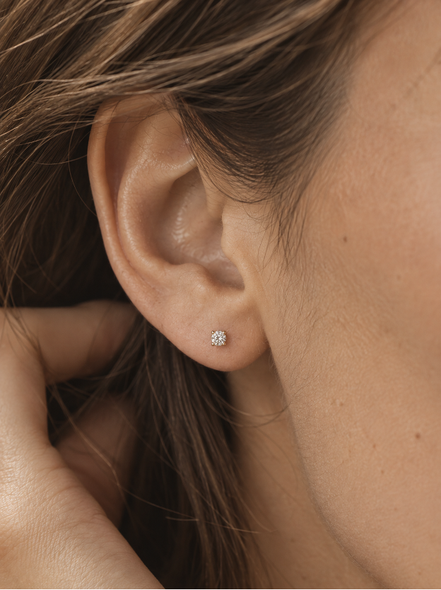 Detalle de pendiente solitario con diamante lab en oro blanco 18K puesto en oreja – Mimmo Jewels